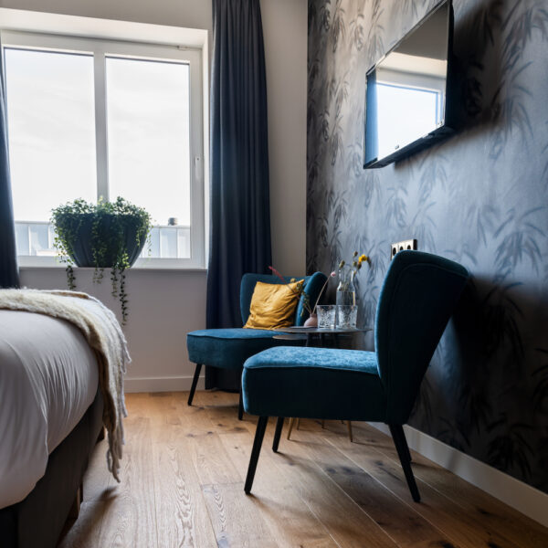 Zithoekje op hotelkamer in Hotel de Beerze in Brabant