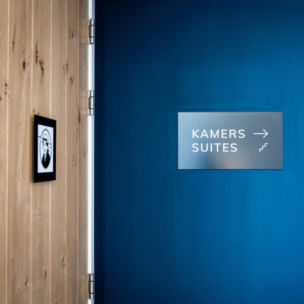 Overloop met aanduiding kamers en suites