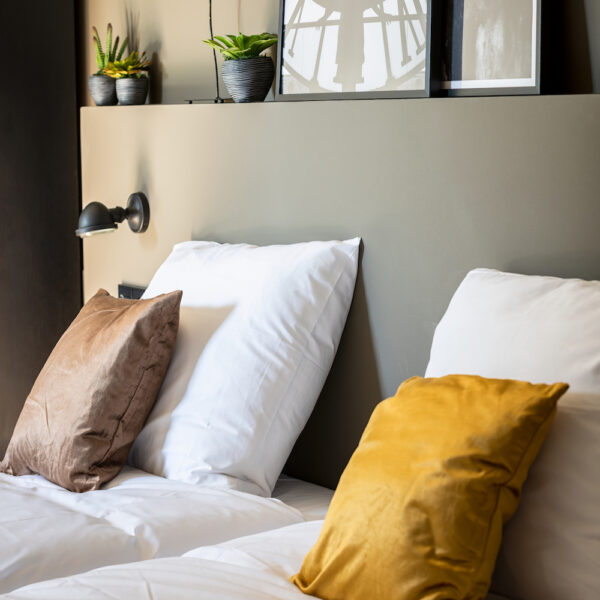 Kussens op bed van de hotelkamer