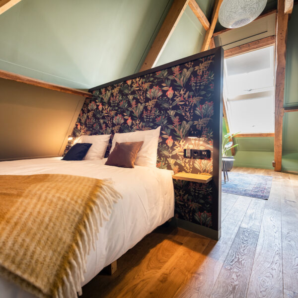 Ruime suite onder de balken van het hotel