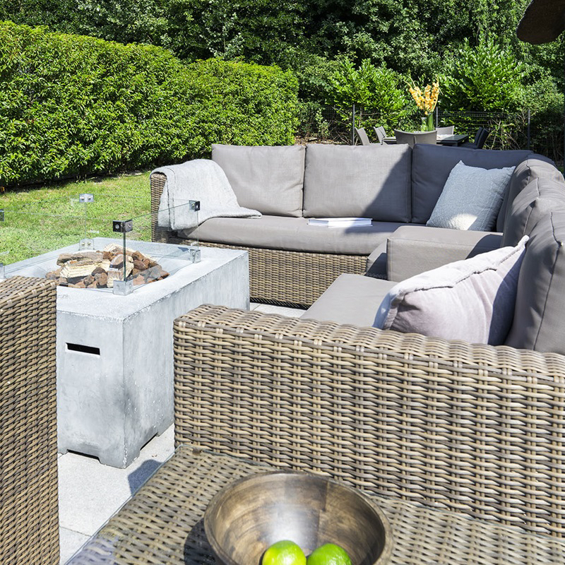 Loungebanken op het terras van de luxe vakantievilla