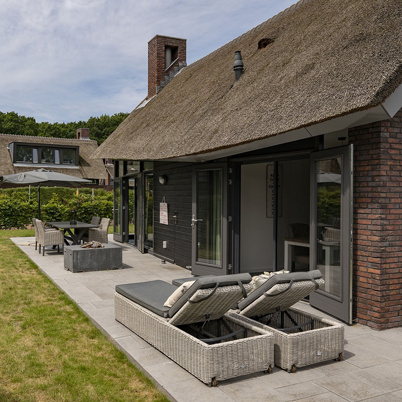 Loungebanken op het terras bij de vakantiewoning op het vakantiepark