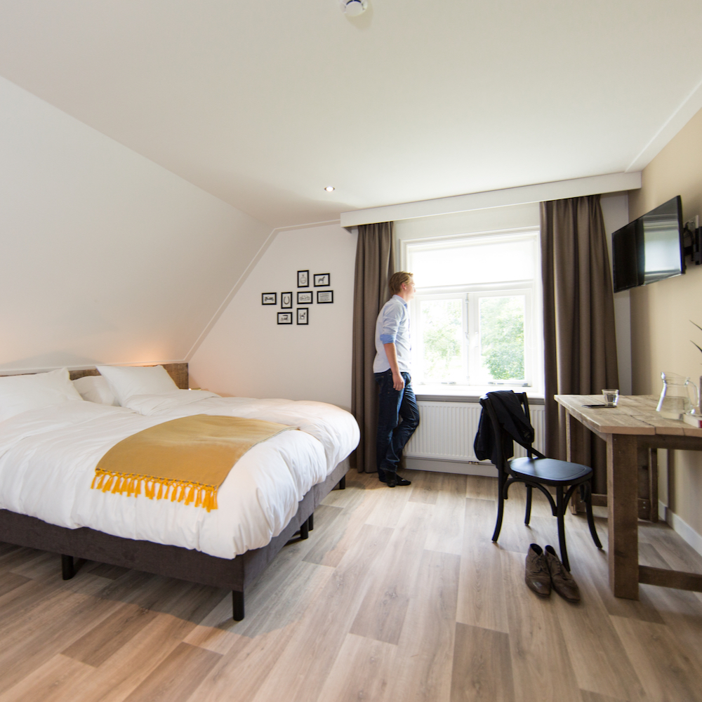 Slaapkamer met werkhoek in de B&B