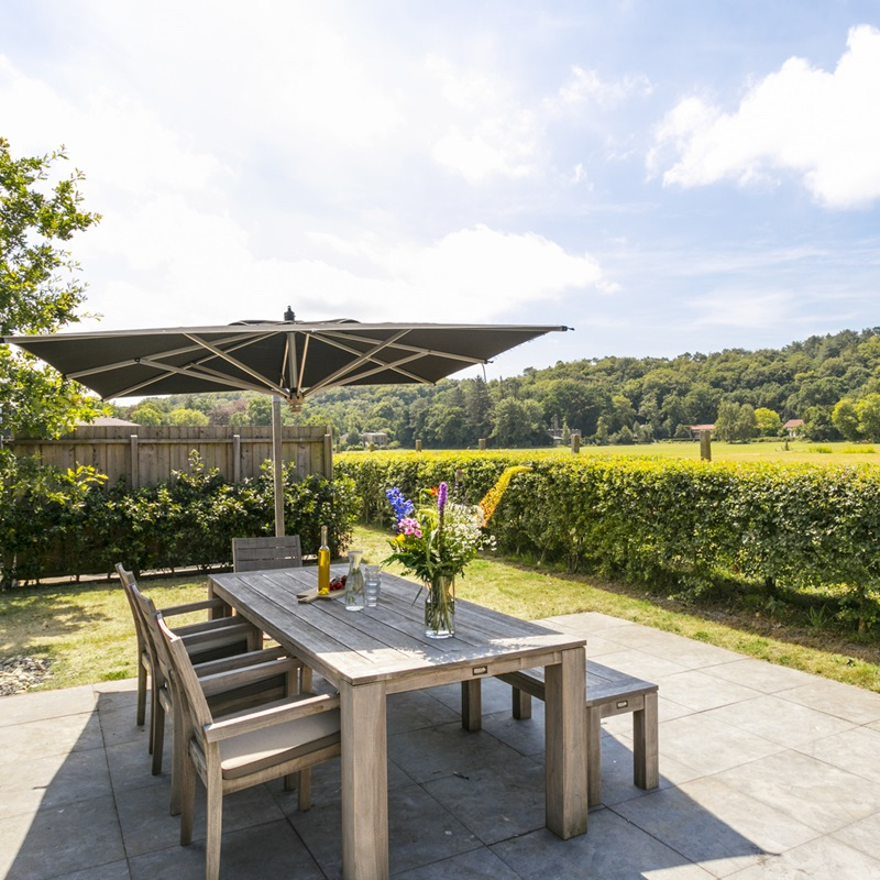 Tuintafel met zicht over de weilanden en bossen in Schoorl