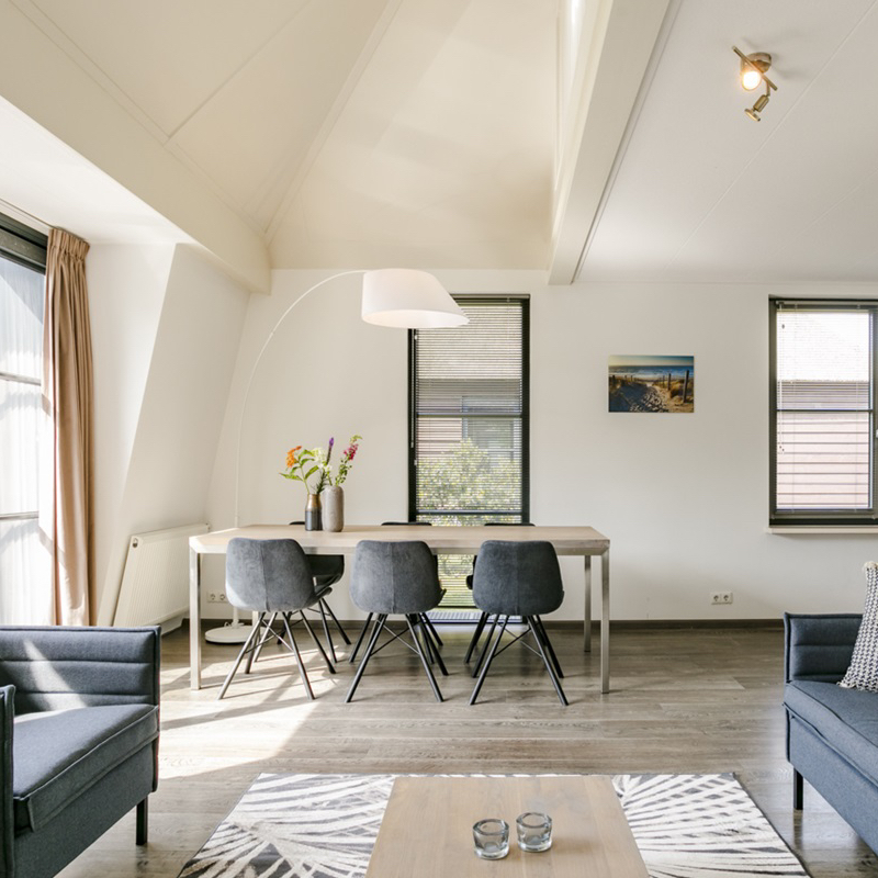 Lichte woonkamer bij een vakantiehuis aan zee