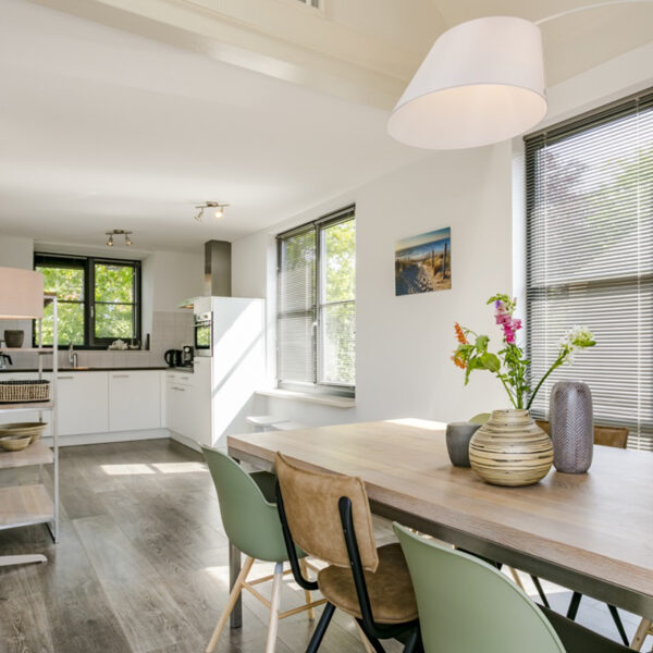 Moderne eettafel in het vakantiehuis in Schoorl