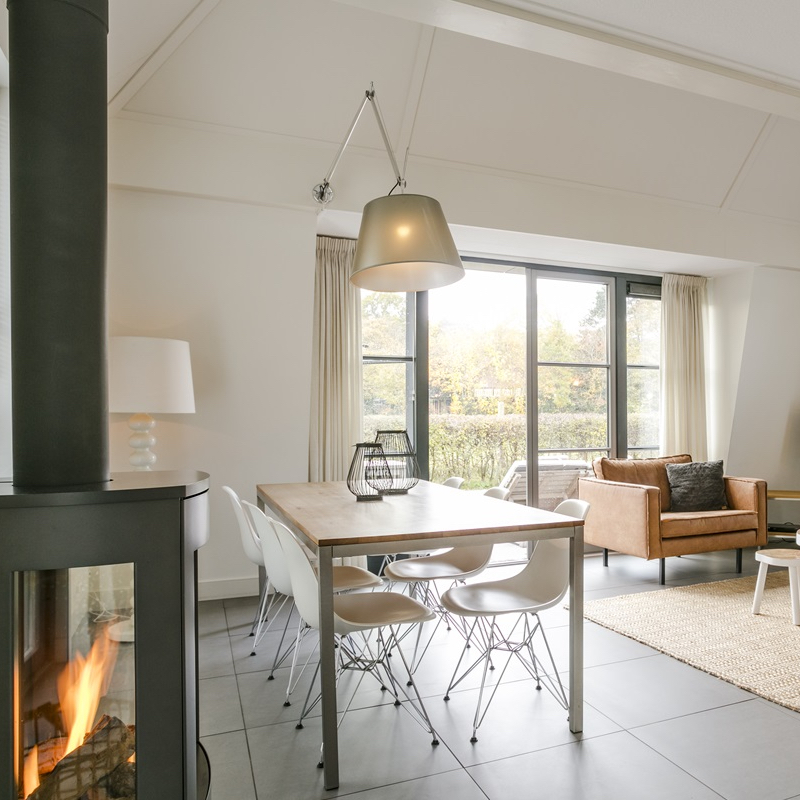 Brandende kachel in licht en modern vakantiehuis in Schoorl
