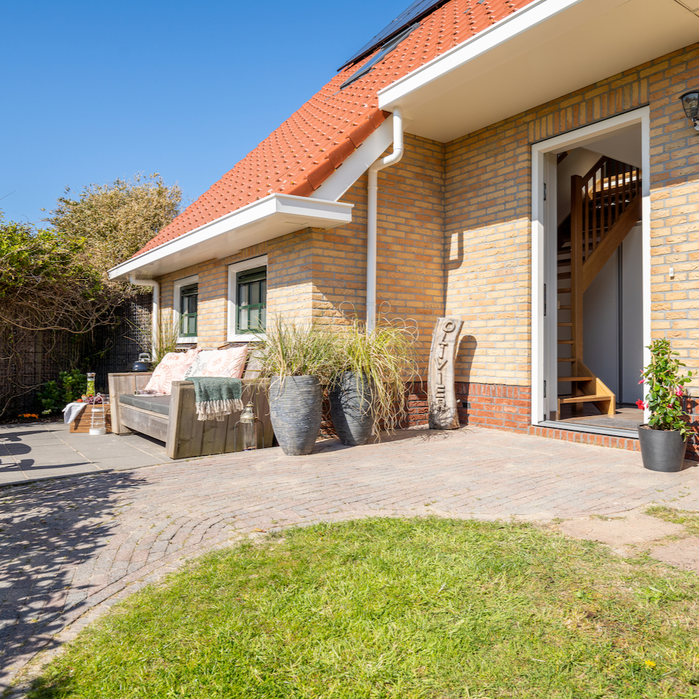 Terras bij het appartement voor gasten op Ameland