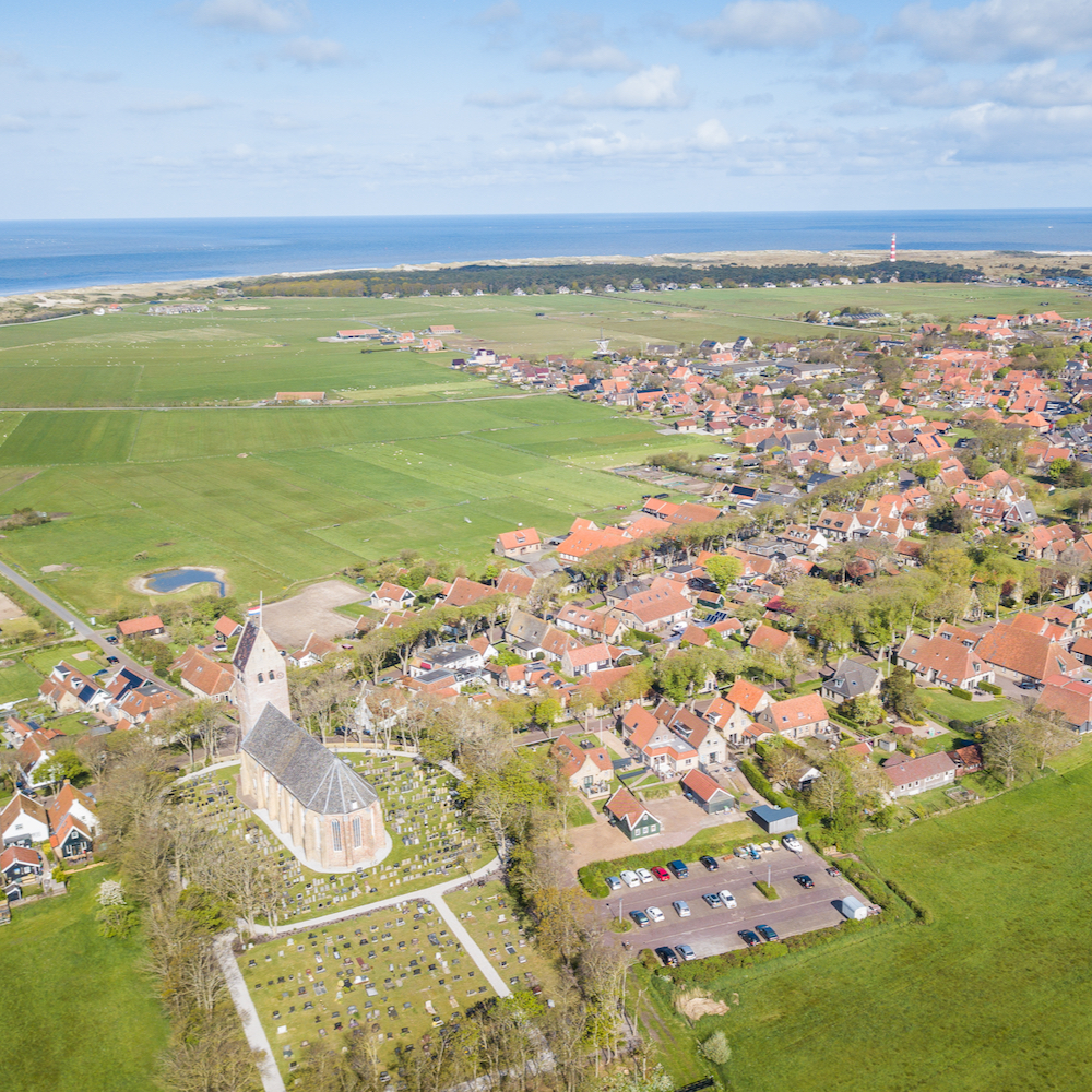 Luchtfoto van het dorp Nes