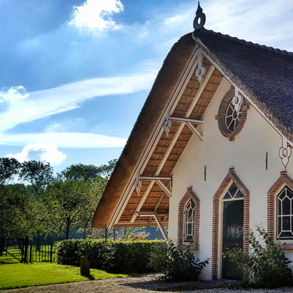 Bijzonder vakantiehuis met rieten dak in Linschoten