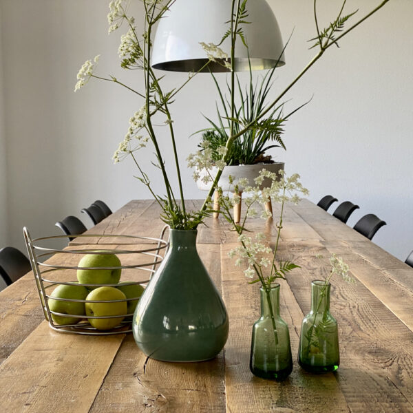 Eettafel met veldbloemen