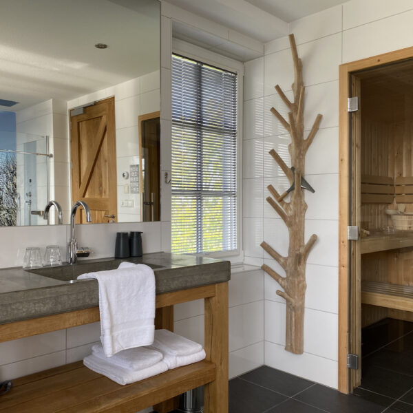 Badkamer met privé sauna op Texel