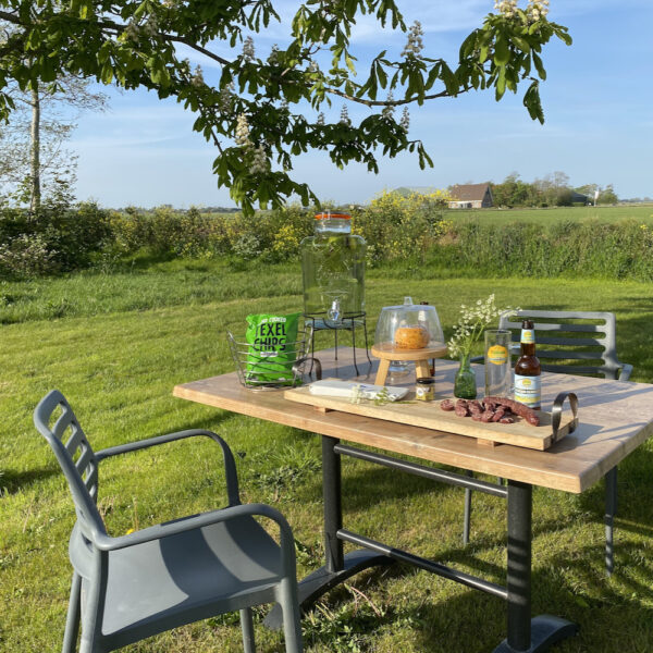 Genieten van een borrel in de tuin van Nieuw Leven op Texel