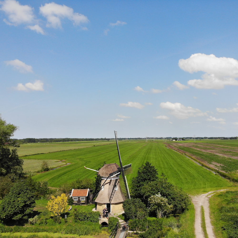 Luchtfoto van de poldermolen in Friesland