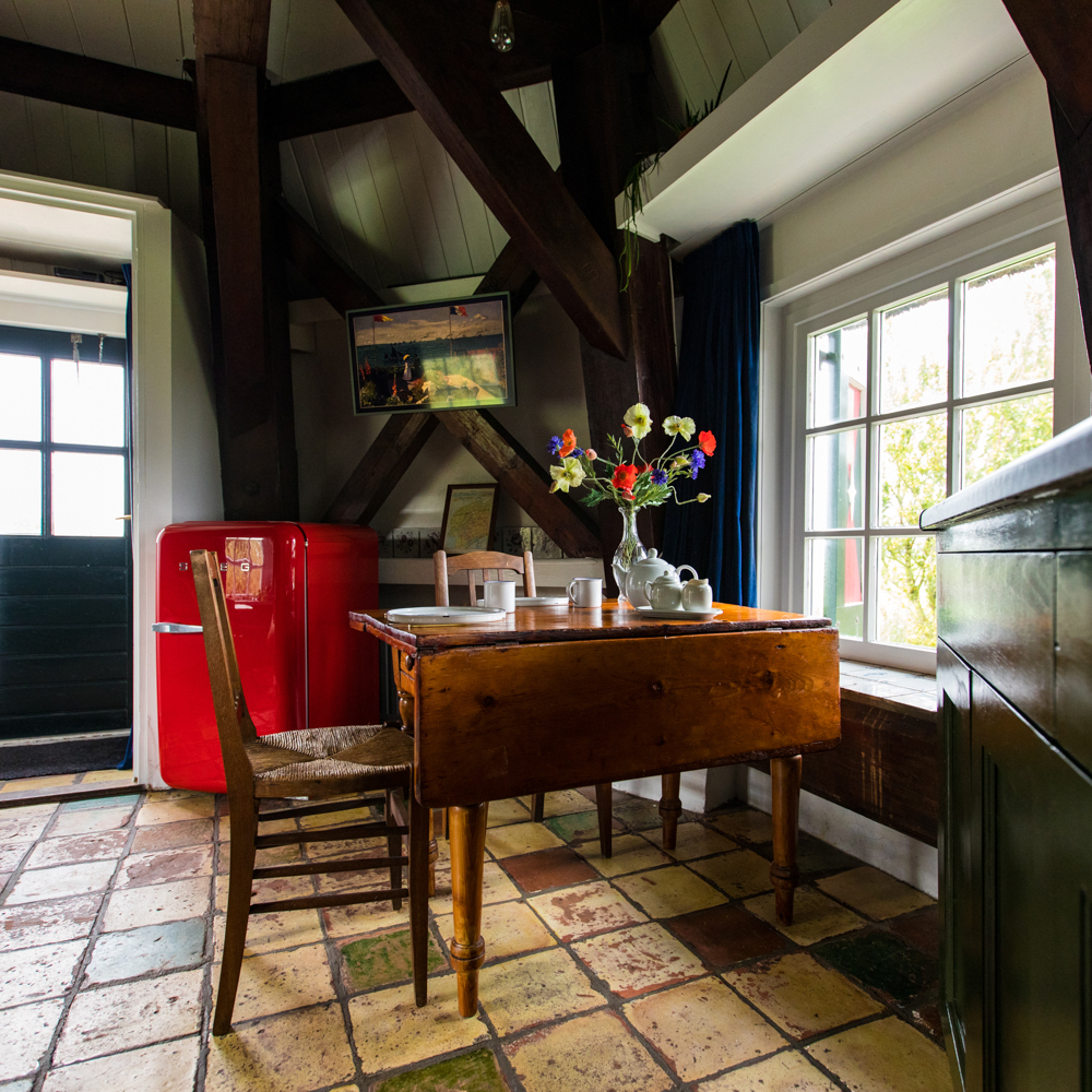 Eettafel voor het raam van de molen