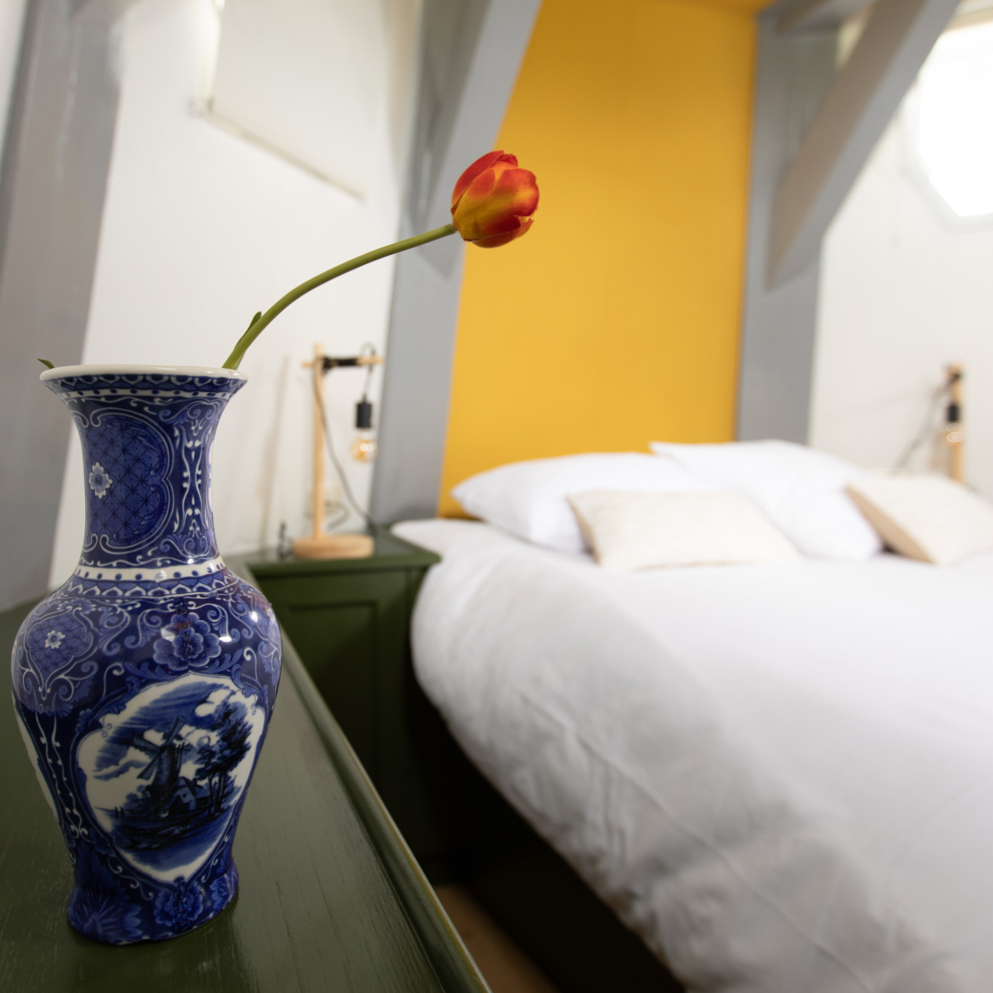 Delfts blauw vaasje met een rode tulp