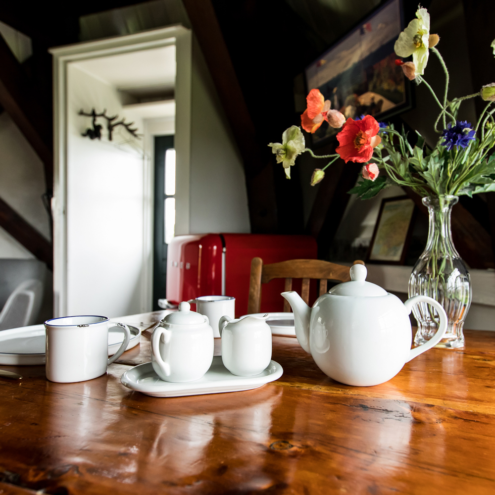 Theepot en mokken op tafel