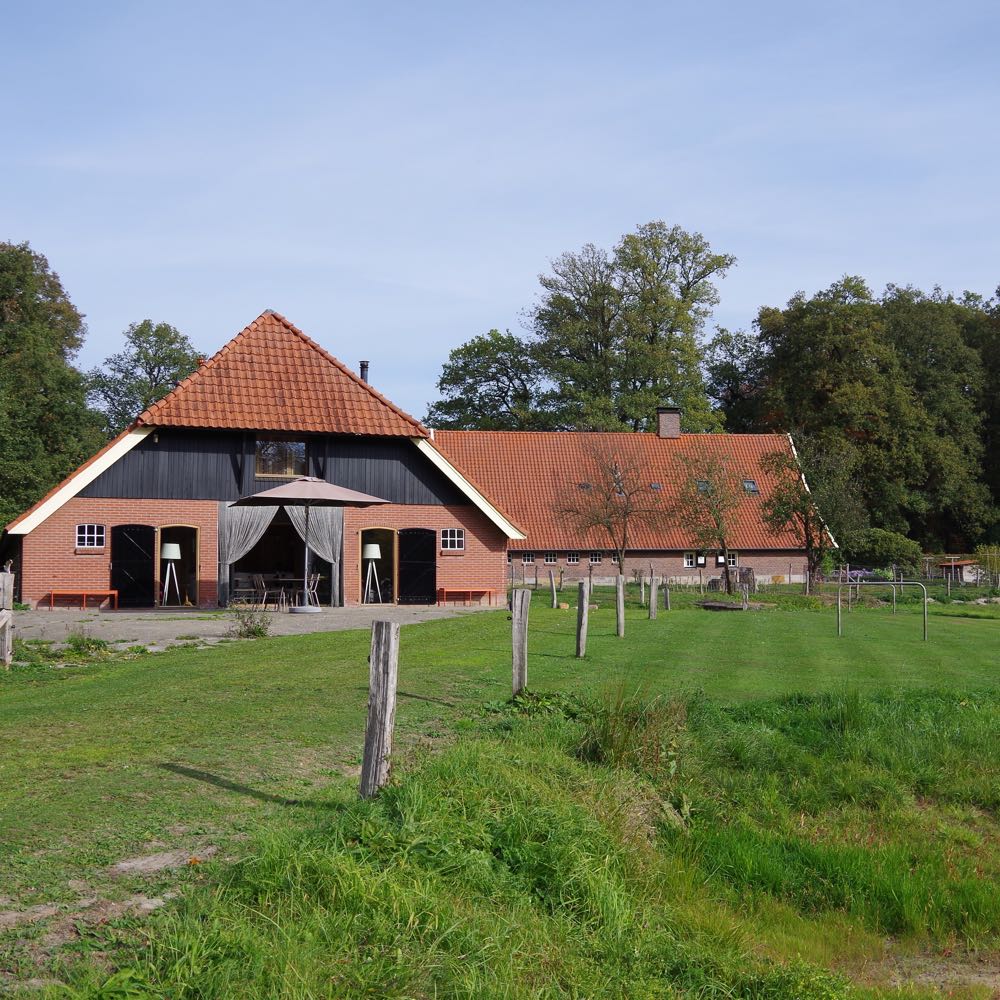 Landgoed Twickel met een grote boerderijschuur met boerderijlodges