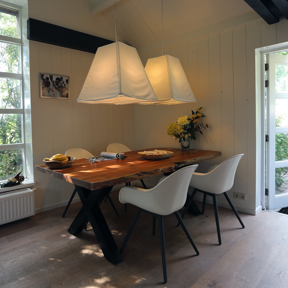 Eethoek met openslaande deuren naar het terras van het vakantiehuis