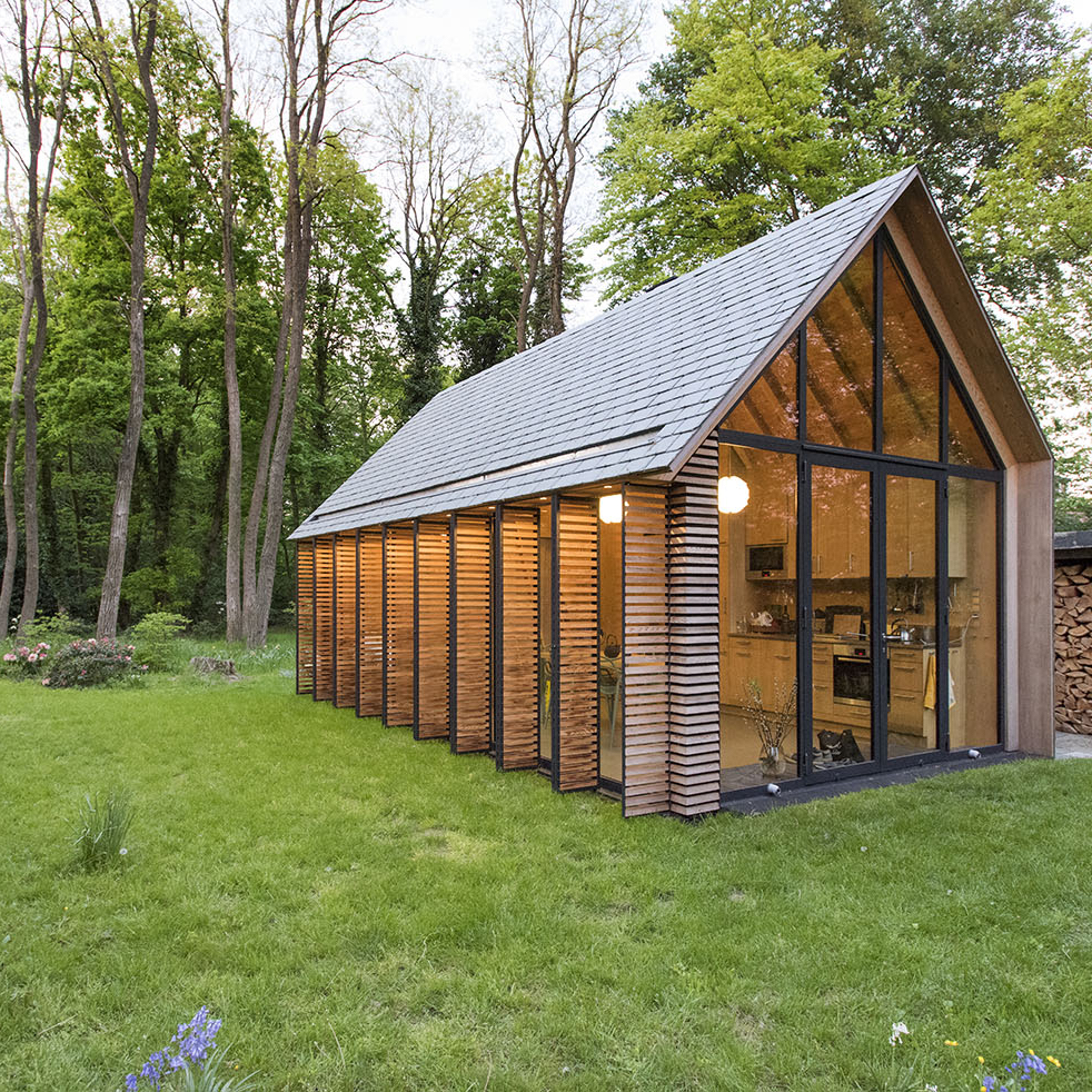 Design vakantiehuis verlicht, in de schemering