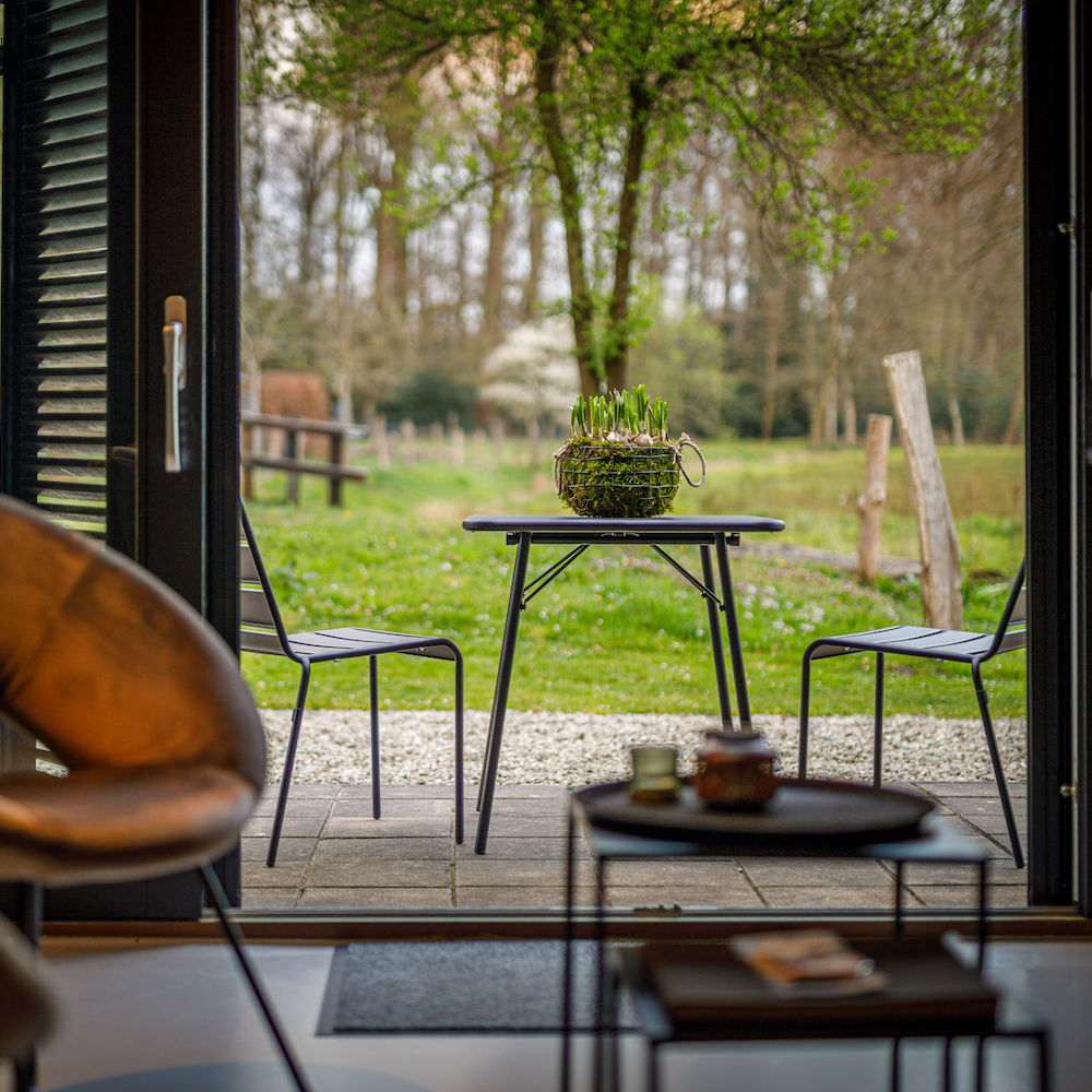 Zitje voor de boerderijlodge