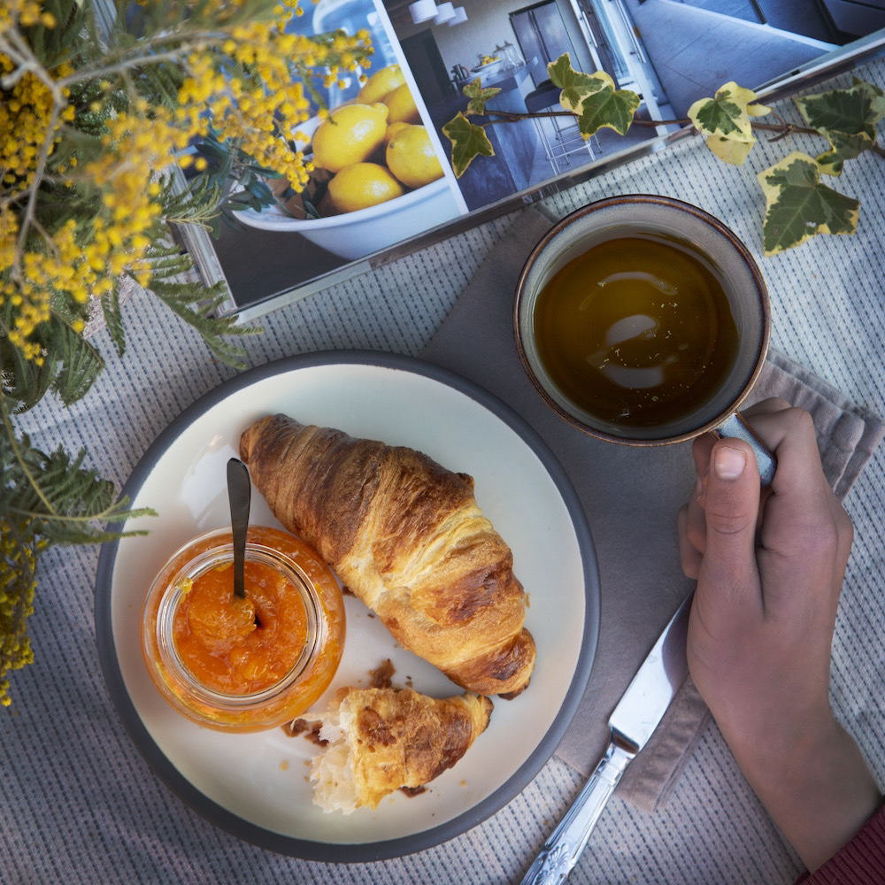 Croissantje met jam en koffie