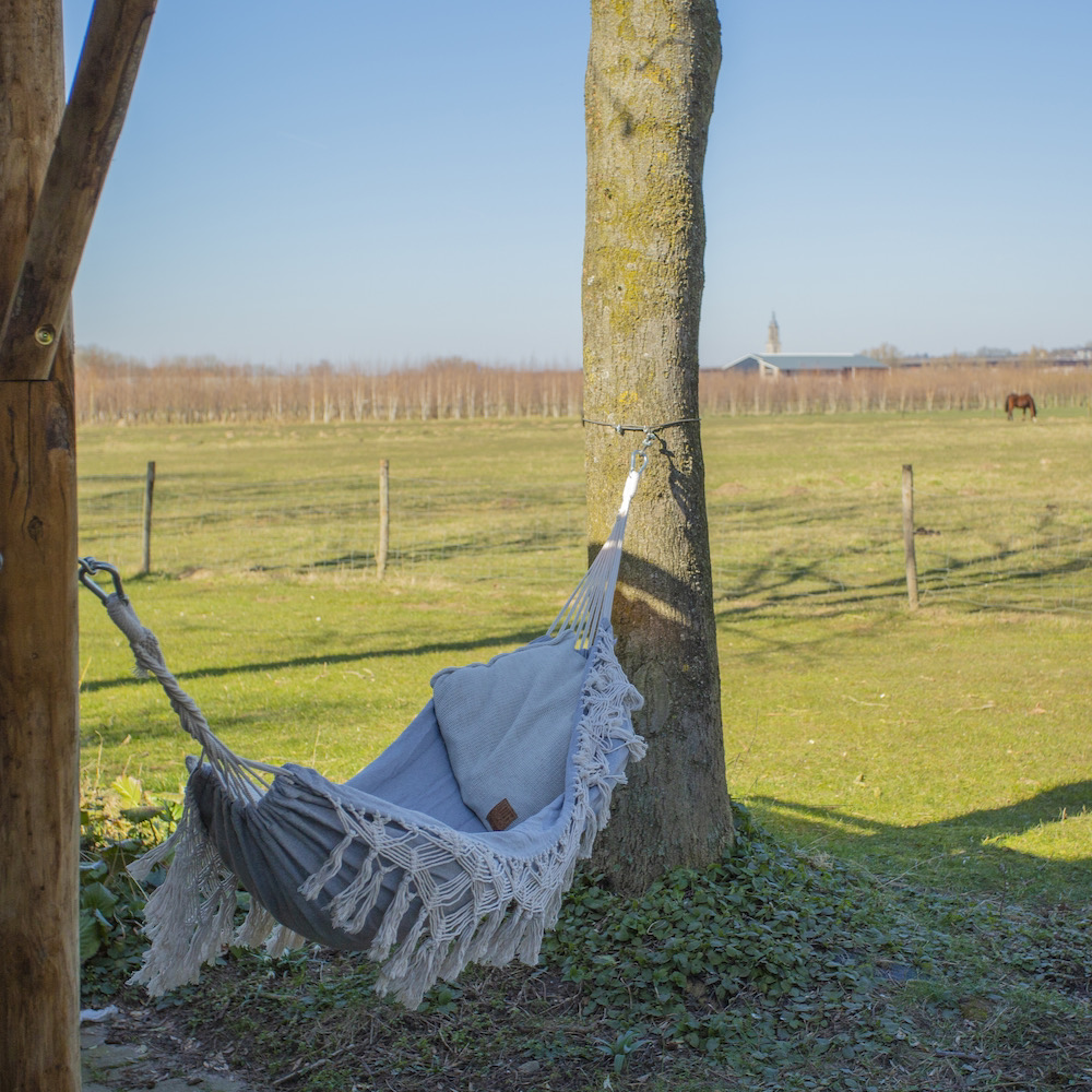 Hangmat aan de rand van een weiland
