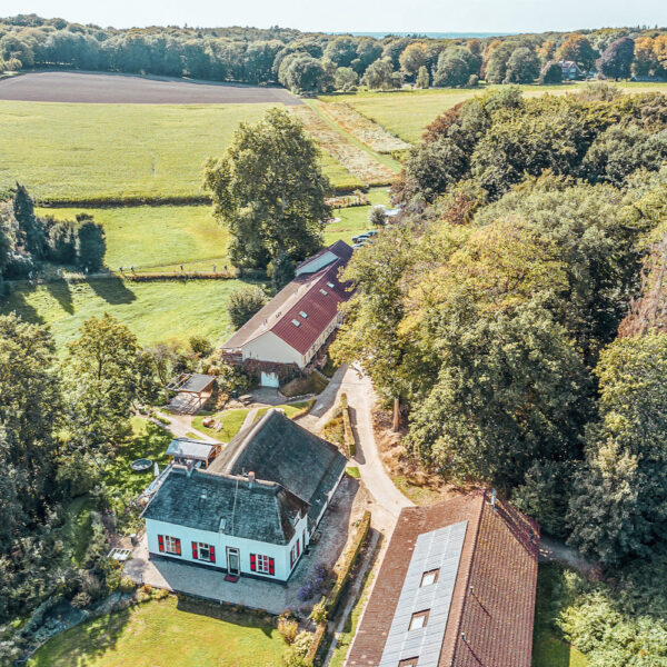 Luchtfoto van de boerderij van Holdeurn