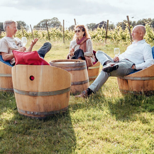 Stoelen gemaakt van wijnvaten