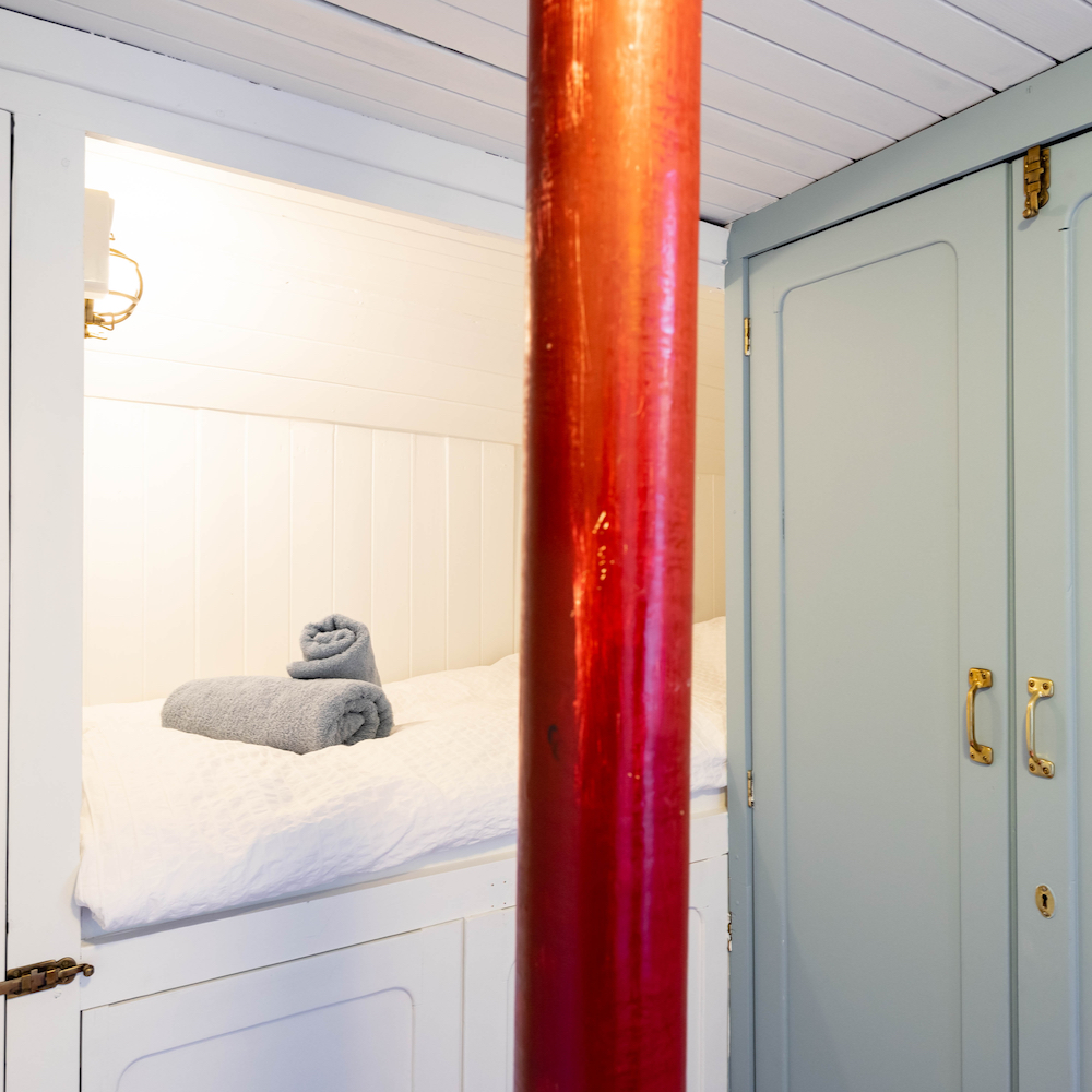 Slapen in een bedstee in een hut aan boord
