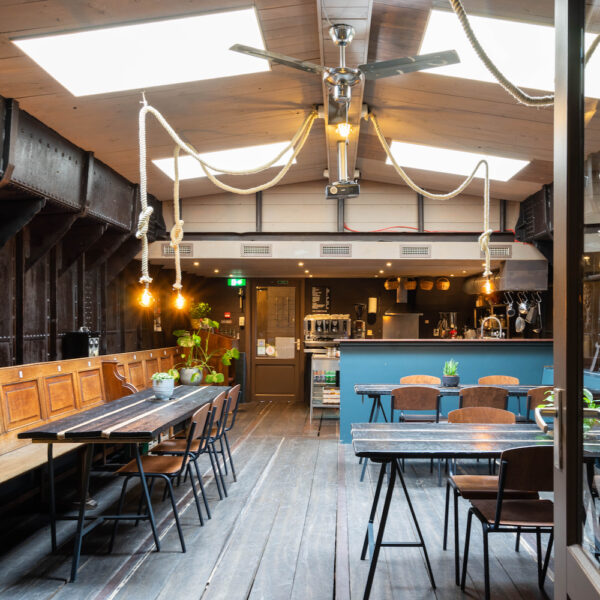 Ontbijtruimte aan boord van de B&B boot