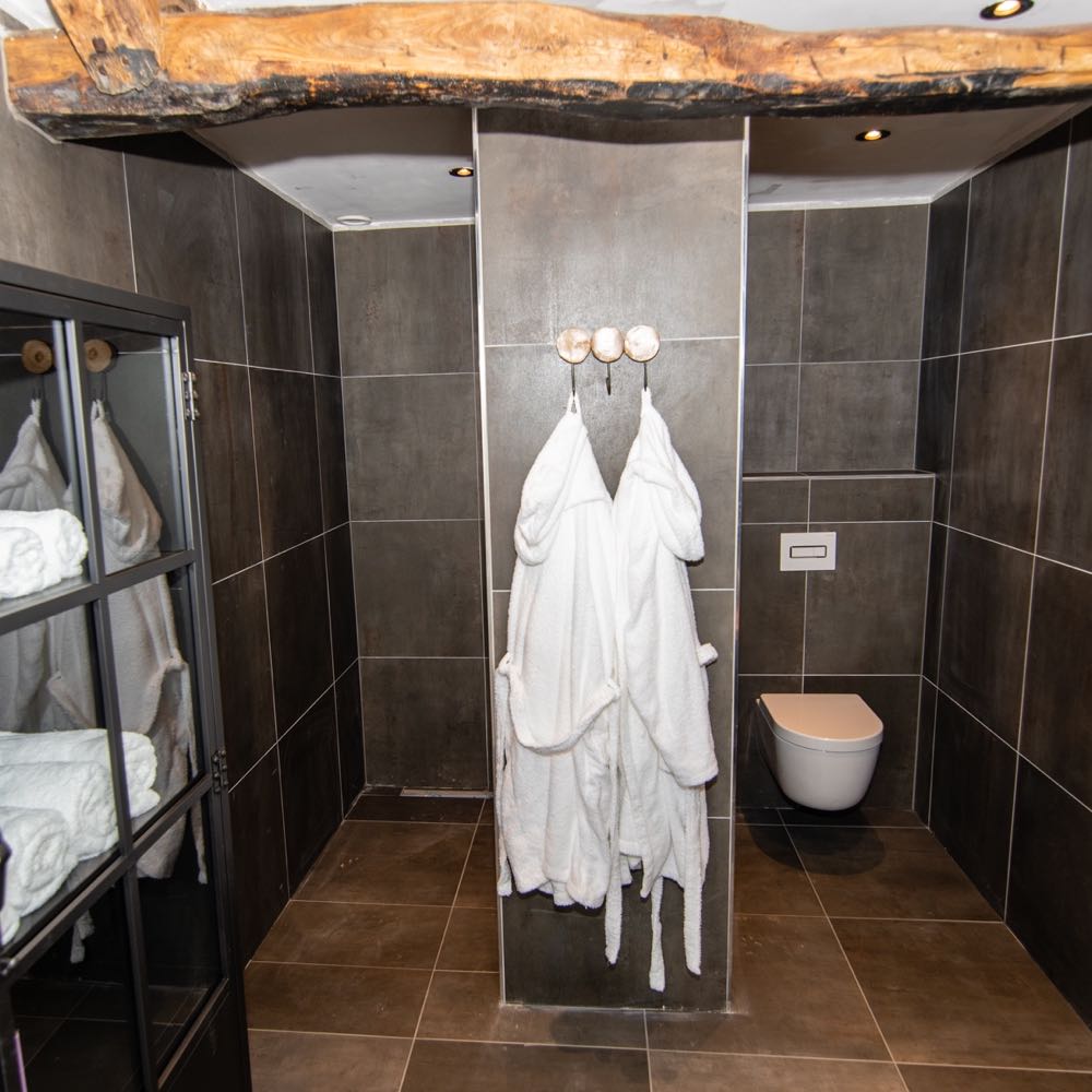 Badkamer met badjassen