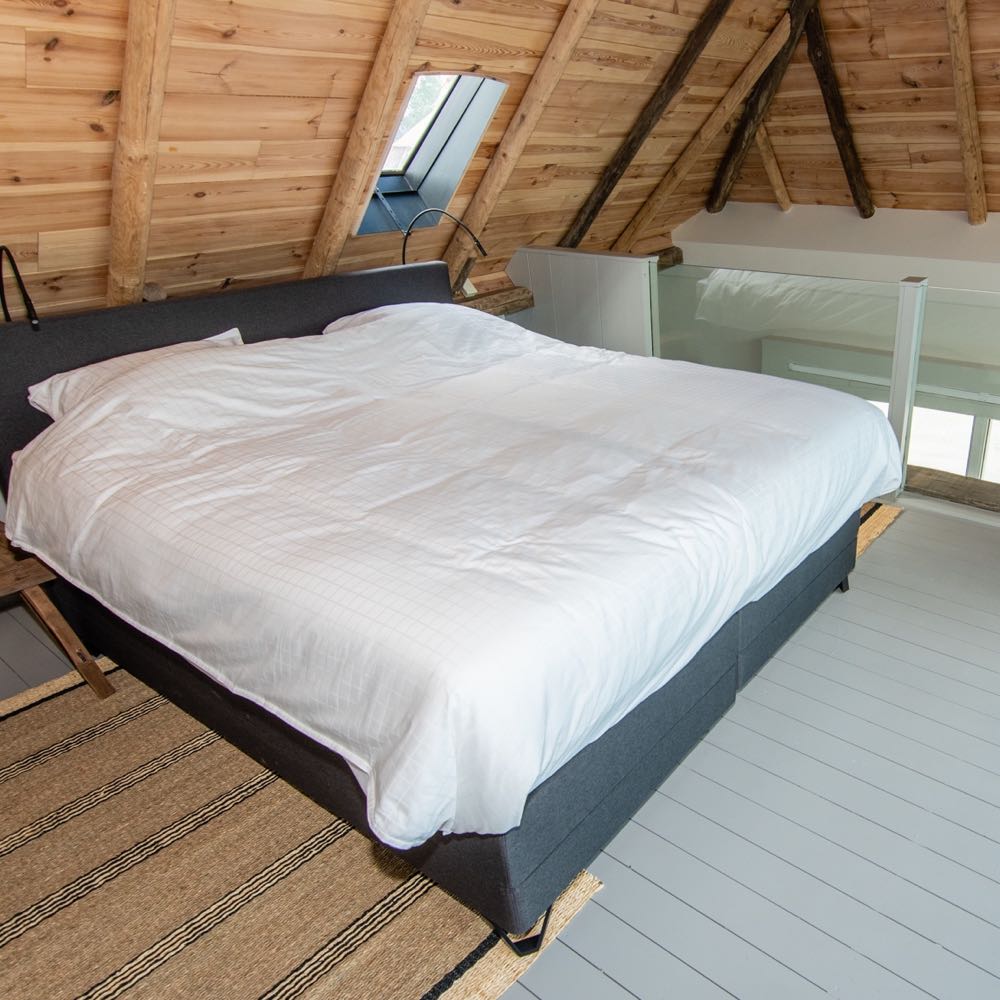 Bed op de vide in het bijzondere appartement voor een weekendje weg