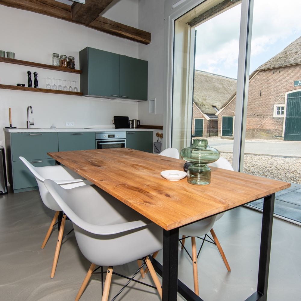 Eethoek en keuken bij de deeldeuren