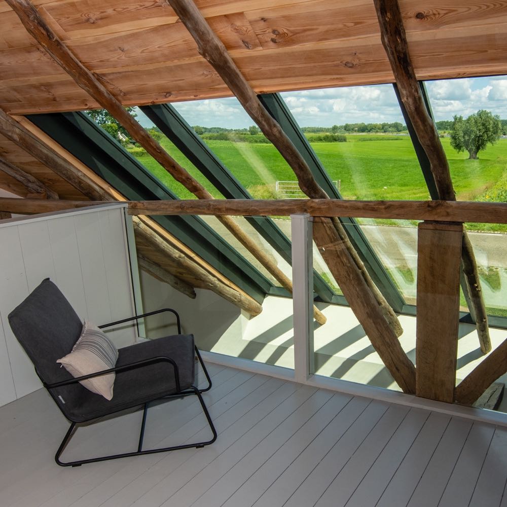 Zitstoel voor de grote dakramen om te genieten van het uitzicht