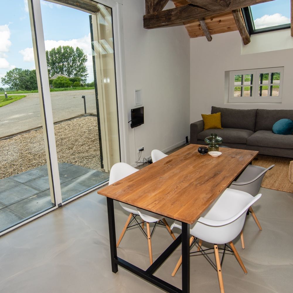 Eethoek voor de deeldeuren