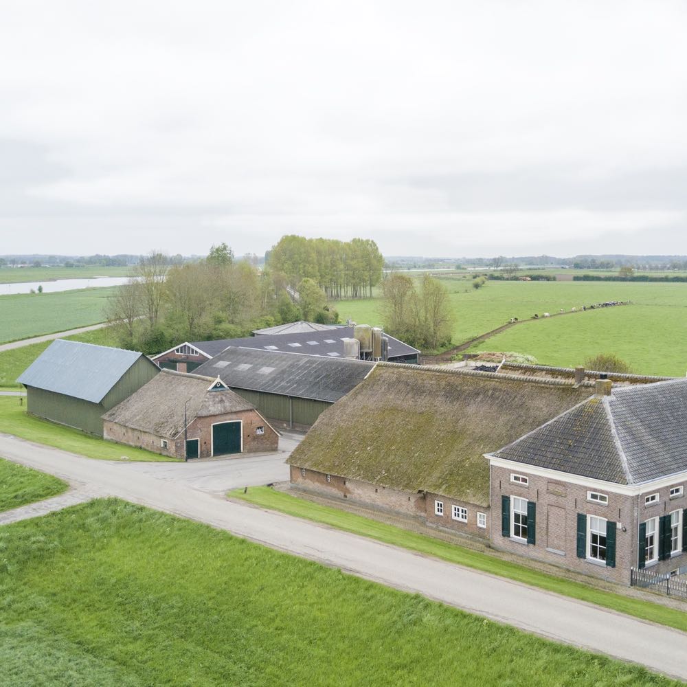 Boerderij langs de IJssel met appartementen voor een weekendje weg