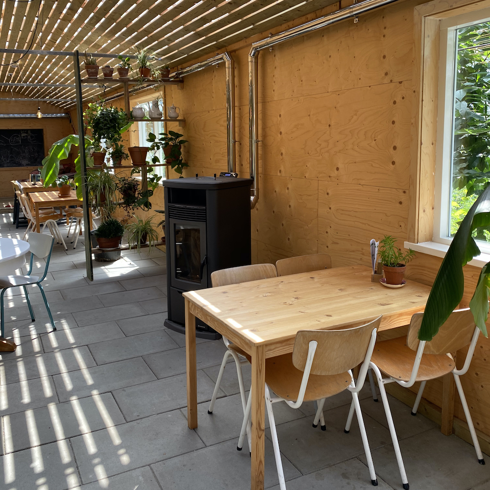 Eethoek in de kas van het theehuis