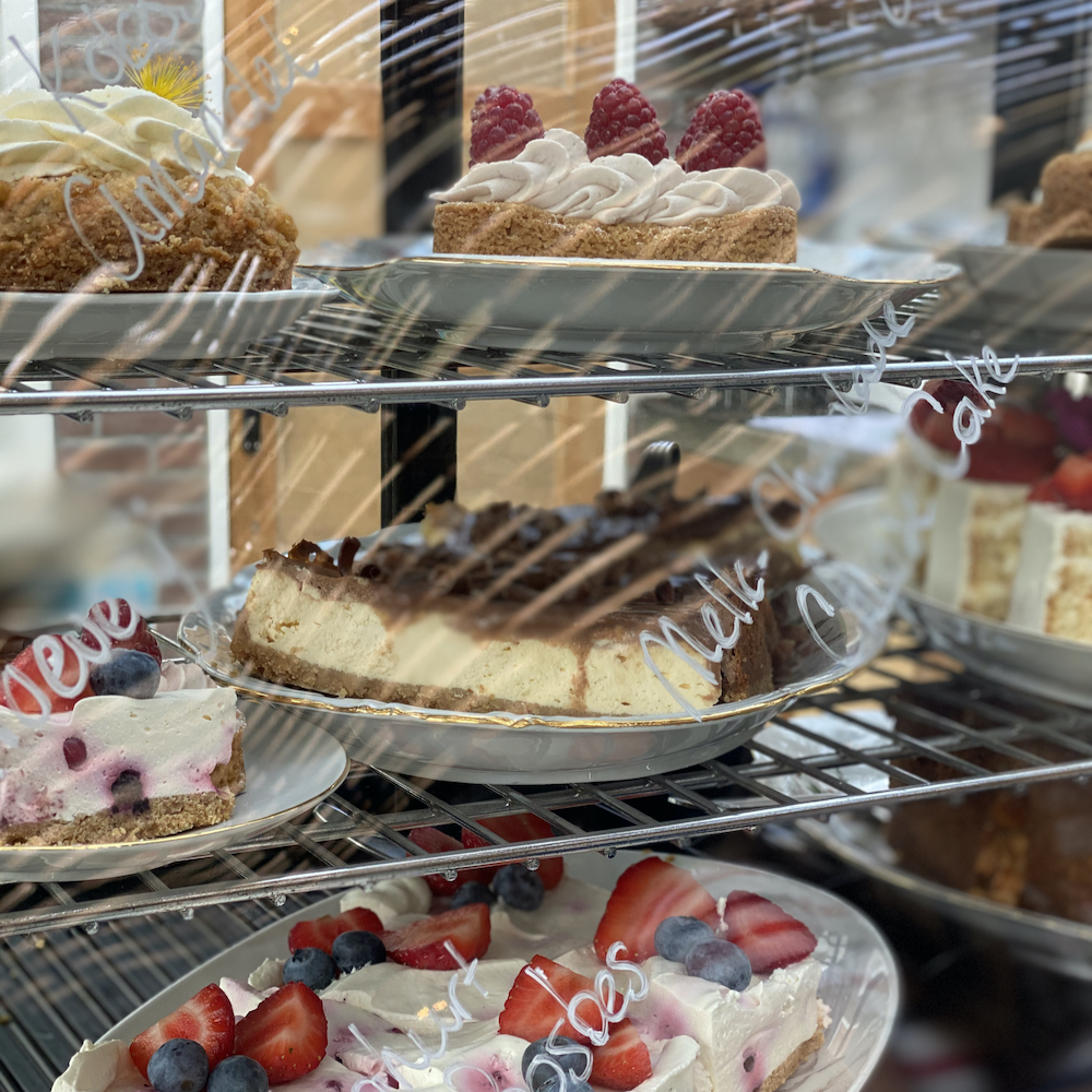 Verse taartjes in de vitrine