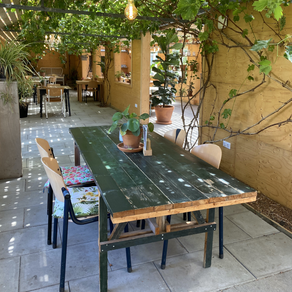 Lange tafel in een kas