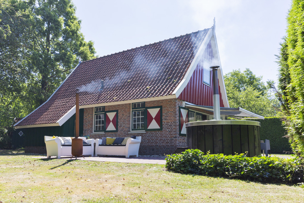 Vakantiehuis met buitenkachel en hot tub in de tuin