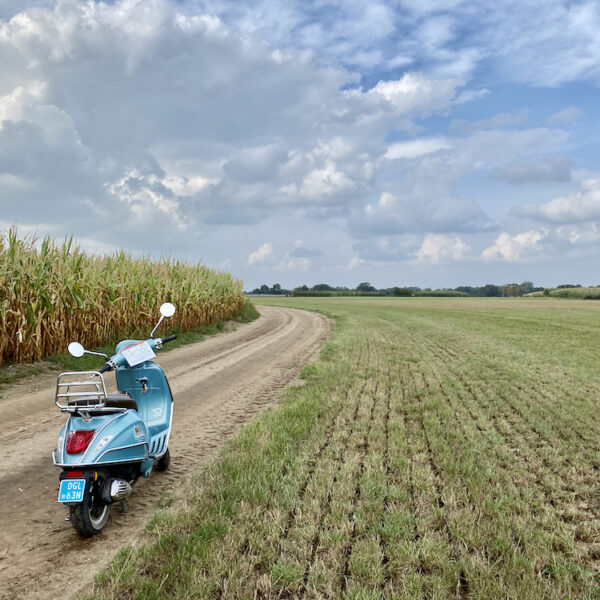 Vespa Scooter op een zandpad in de Achterhoek