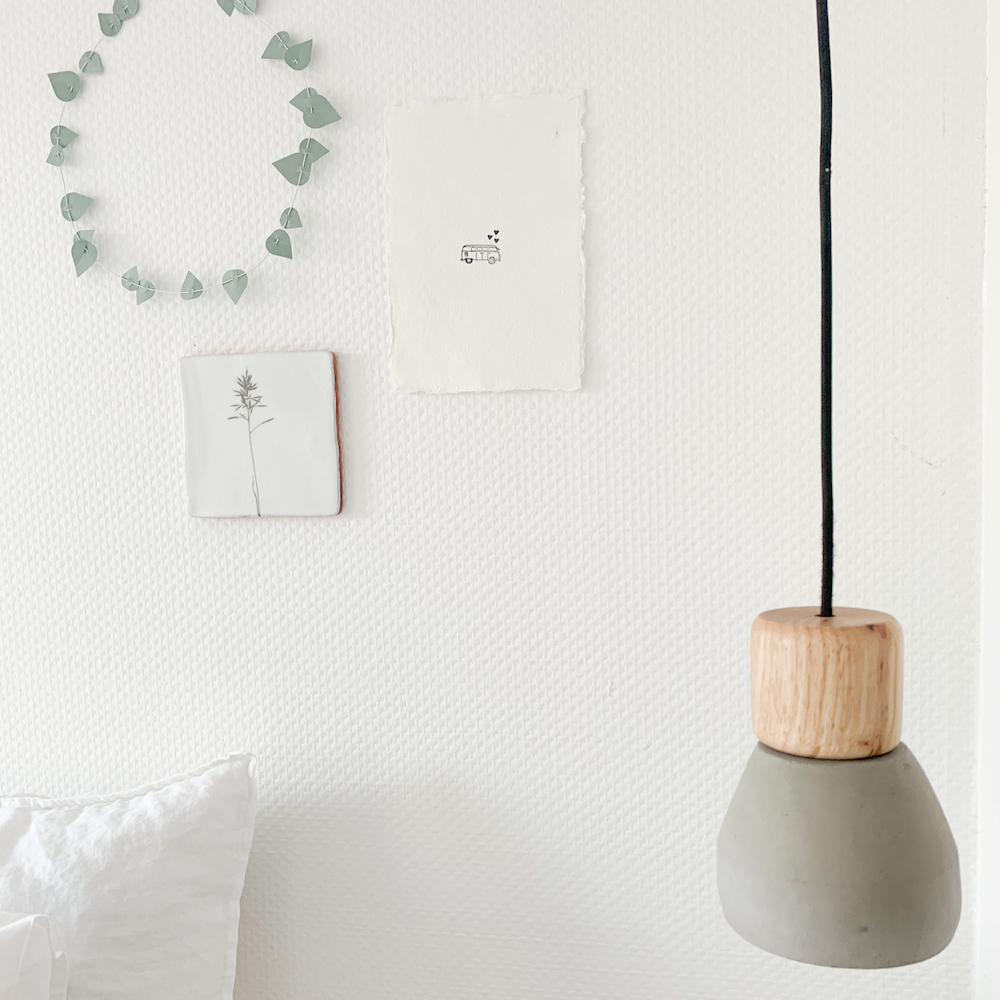 Kleine muurversiersels bij het bed