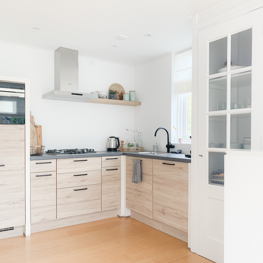 Lichte houten keuken in het vakantiehuis in Winsum