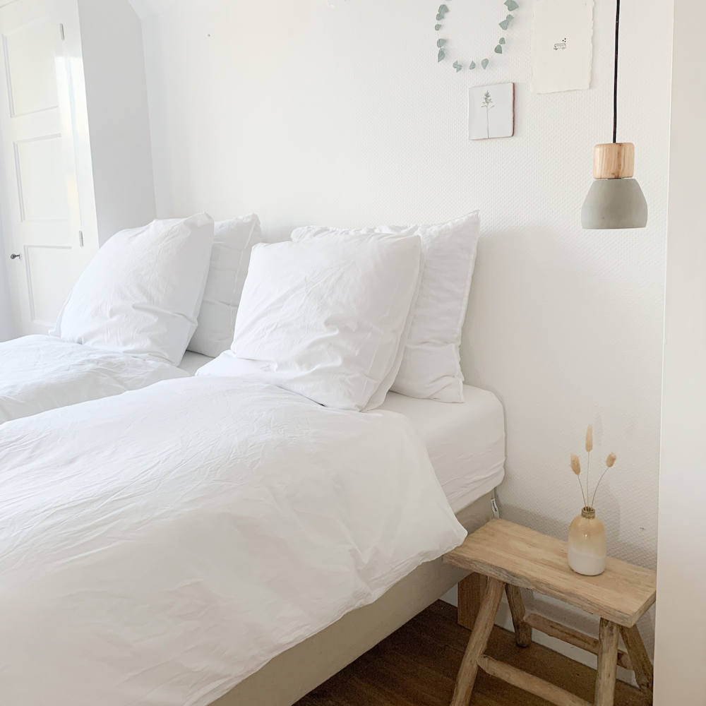 Slaapkamer in alle tinten wit in het vakantiehuis in Winsum