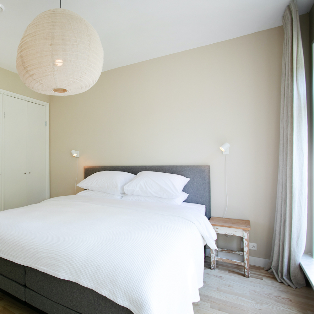 Tweepersoons bed met fris linnen