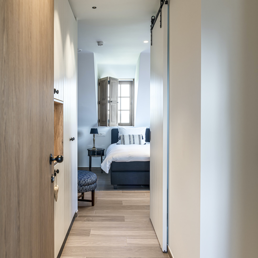 Doorkijkje naar de slaapkamer in de B&B in Zeeland