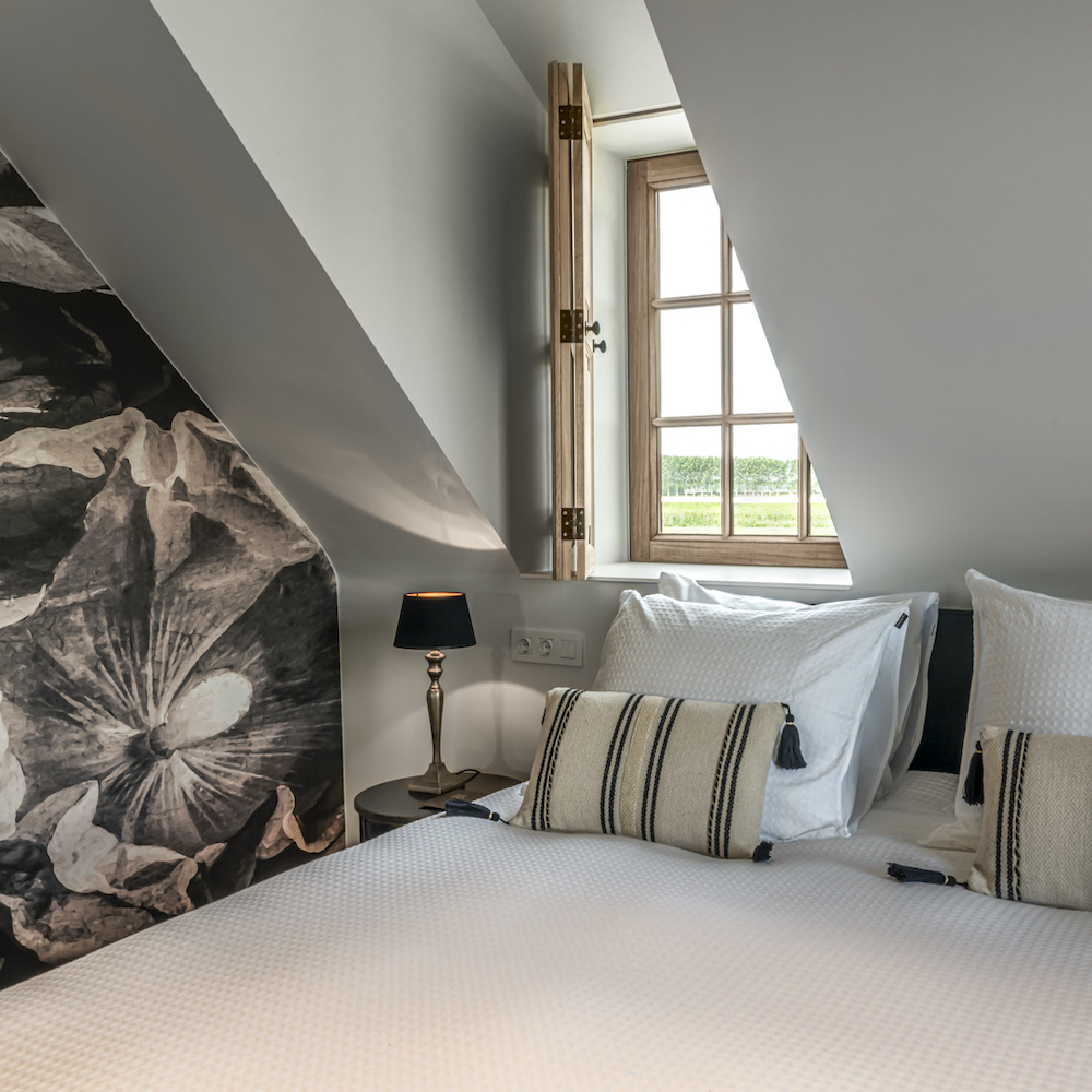 Slaapkamer met zwart wit behang met klaprozen