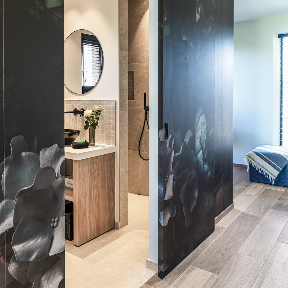 Slaapkamer met badkamer met schuifdeur en inloopdouche