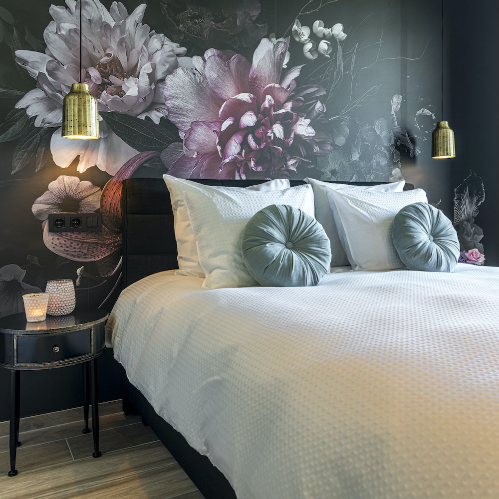 Kamer in de B&B met bloemenbehang en gouden bedlampen